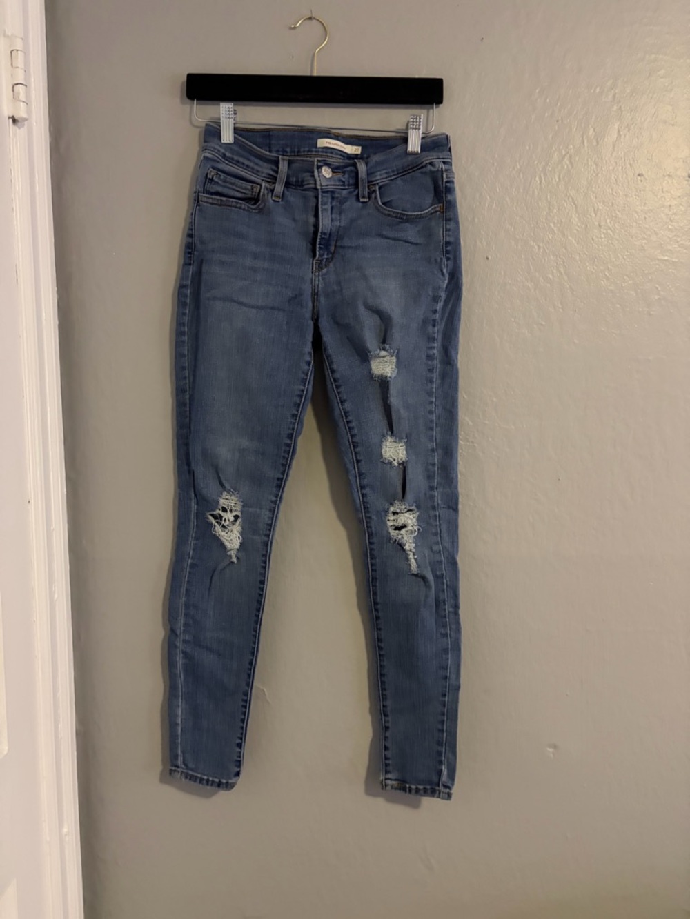 Levi's Distressed Skinny Jeans - Medium Blue